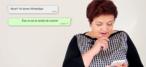 Mujer mayor usando Whatsapp.