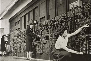 1946 – Mujeres ingenieras trabajando en la instalación del ENIAC , primera computadora.