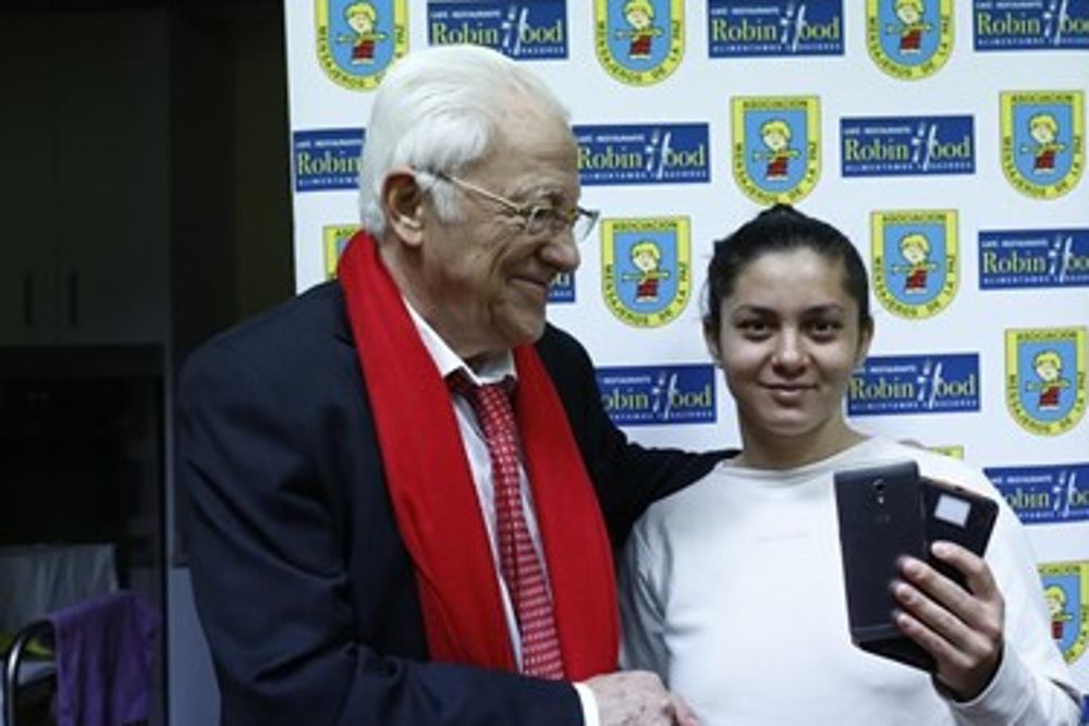 El Padre Ángel entregando un móvil.