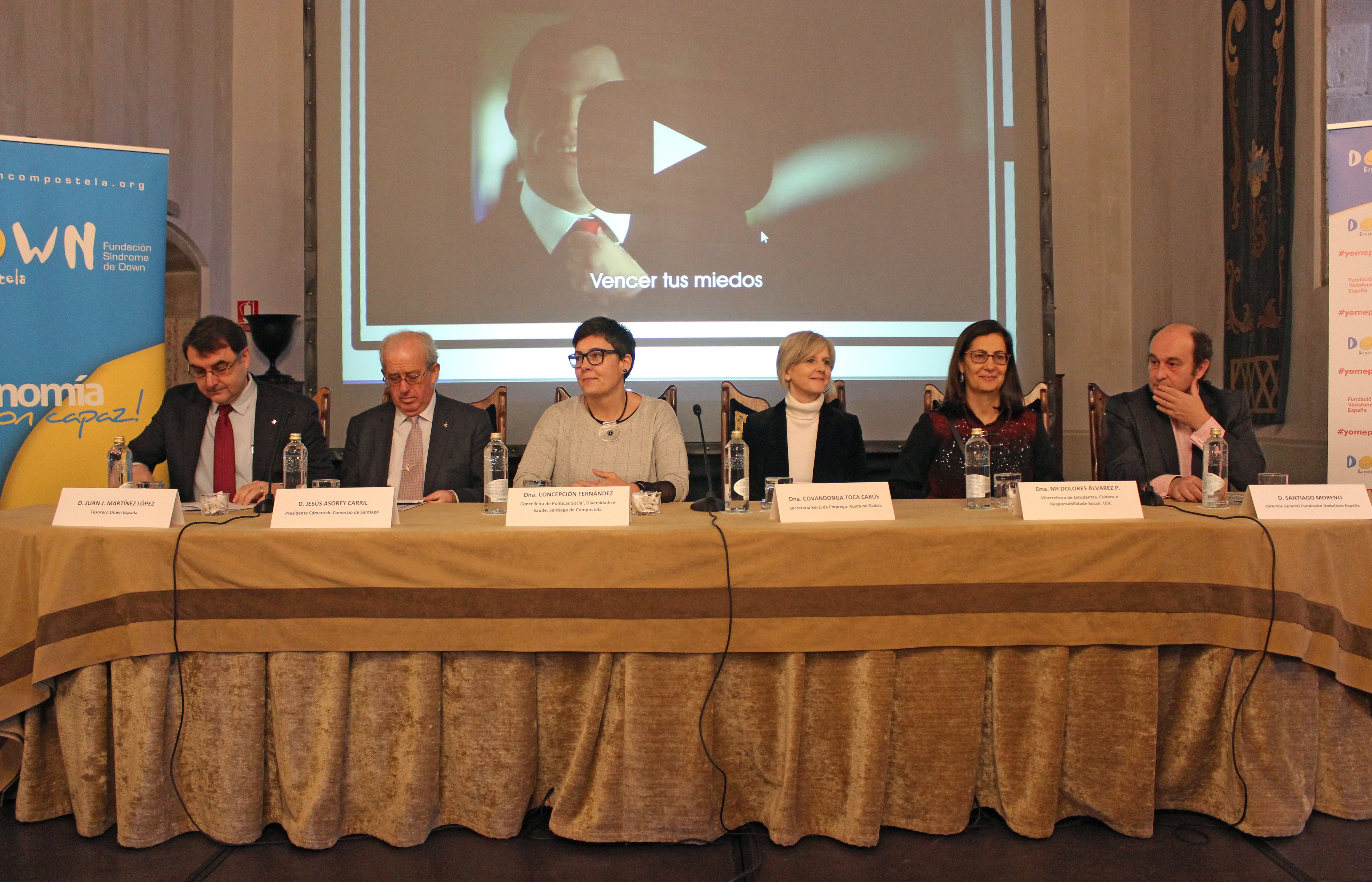Mesa de la Fundación DOWN Compostela