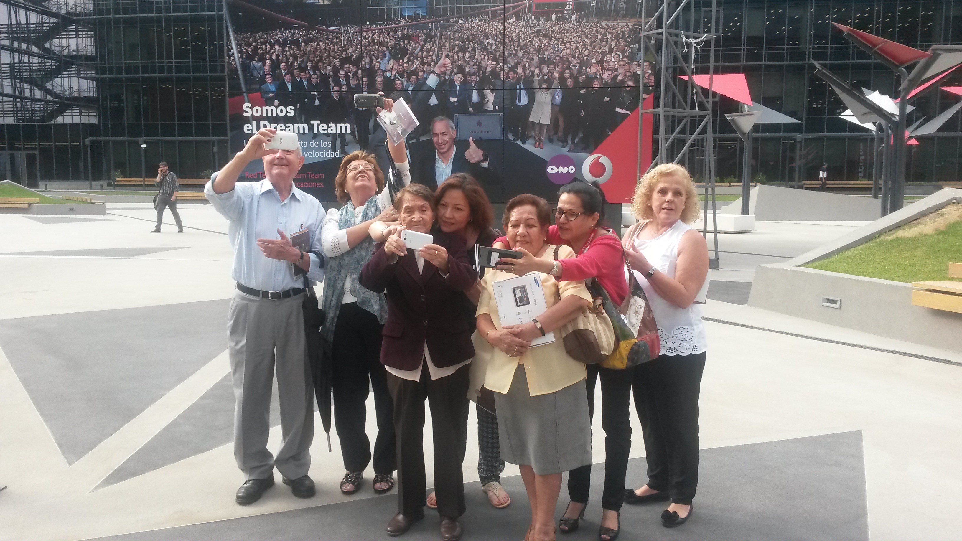 Grupo de mayores con móviles