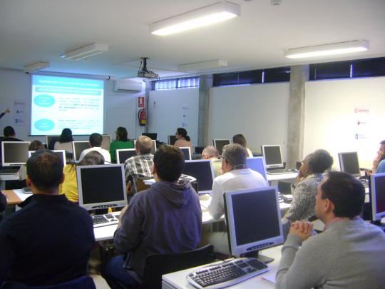 Participantes en una de las actividades formativo-tecnológicas de la Cámara de Santiago