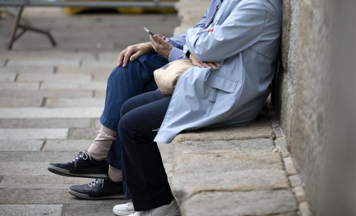 Persoas maiores usando un smartphone.