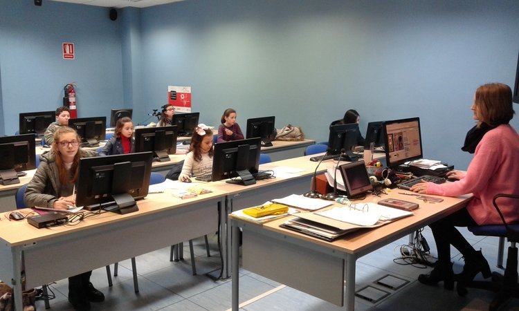 Asistentes al taller sobre dibujo, este lunes en el aula Cemit.