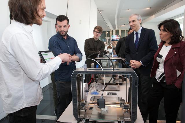 Francisco Conde e Mar Pereira escoitando a un dos participantes.