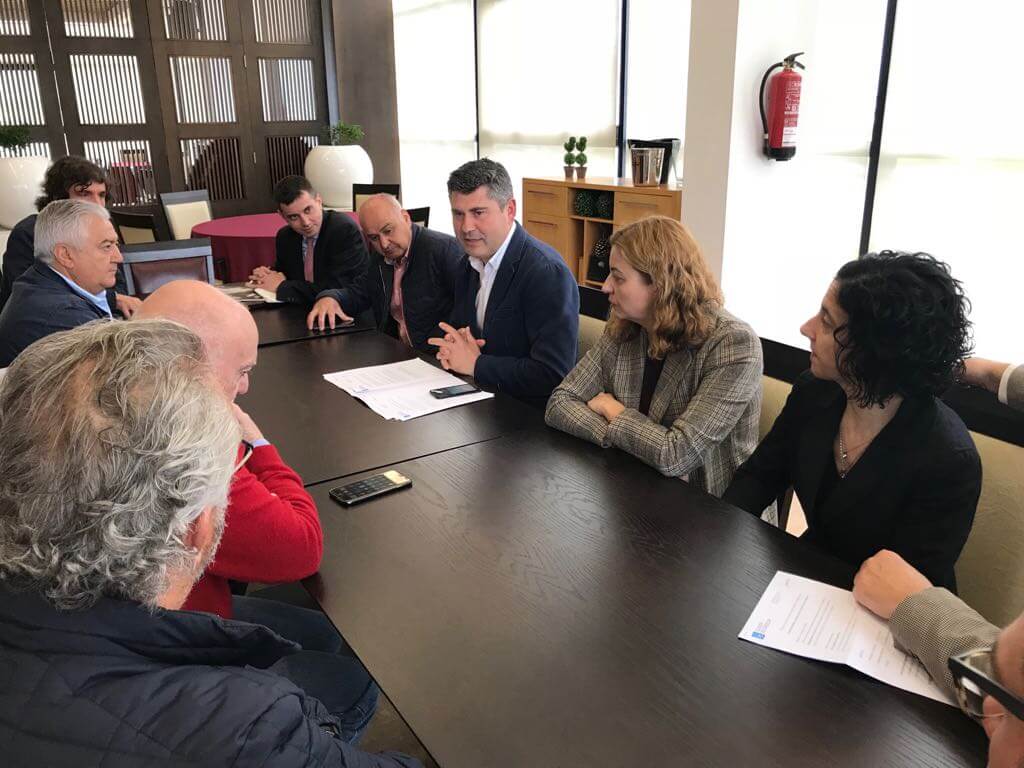 El delegado territorial de la Xunta en A Coruña, Ovidio Rodeiro, visitó esta mañana el polígono industrial de Culleredo, invitado por la Asociación de Empresarios de este Ayuntamiento. 