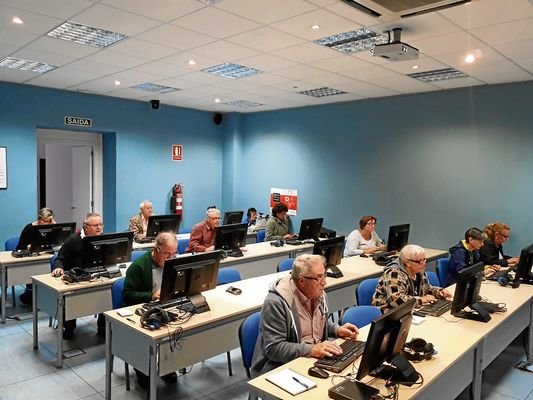 Usuarios da aula de CeMIT de Celanova durante un dos cursos.