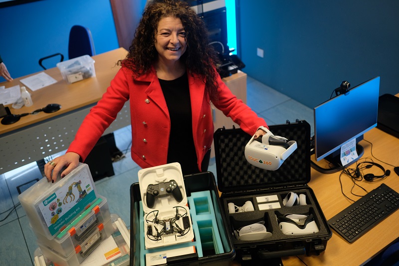 Juana Brión fue la encargada de recepcionar la nueva equipación de tecnologías disruptivas.