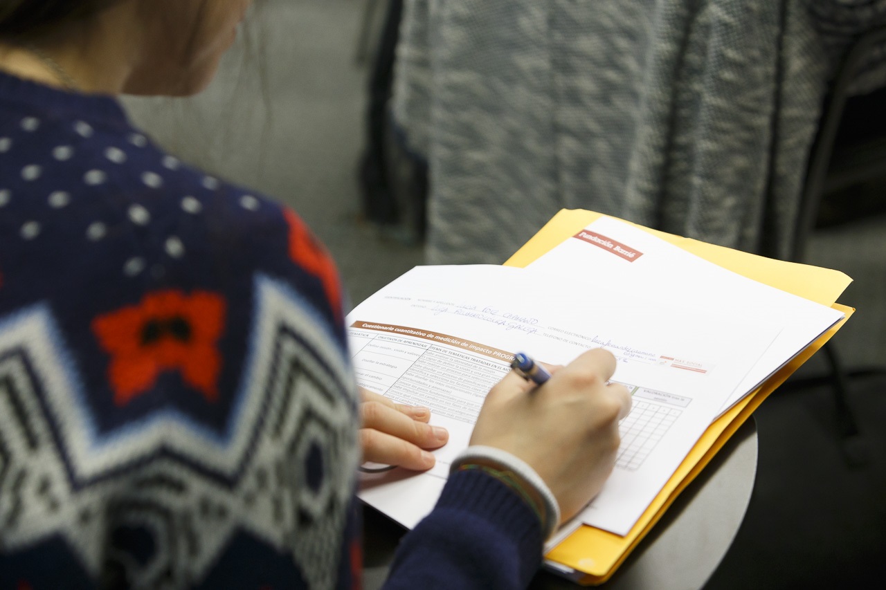 Persoa de costas tomando apuntamentos.