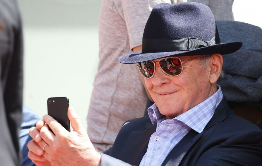 Persona mayor usando un smartphone.