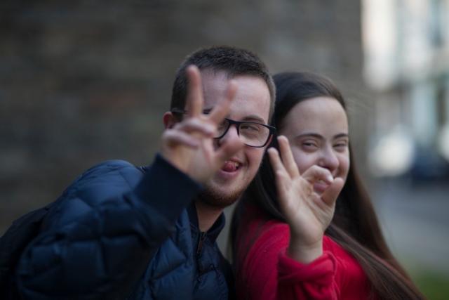Dos jóvenes con síndrome de Down.