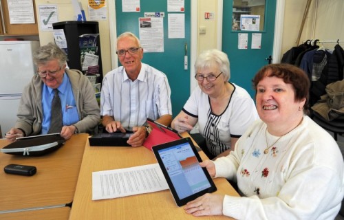 Personas mayores usando las TIC.