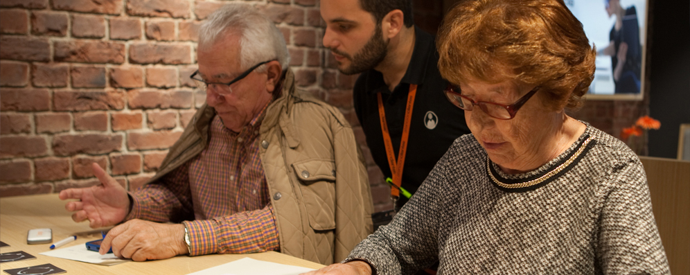 Dúas persoas maiores formándose en novas tecnoloxías.
