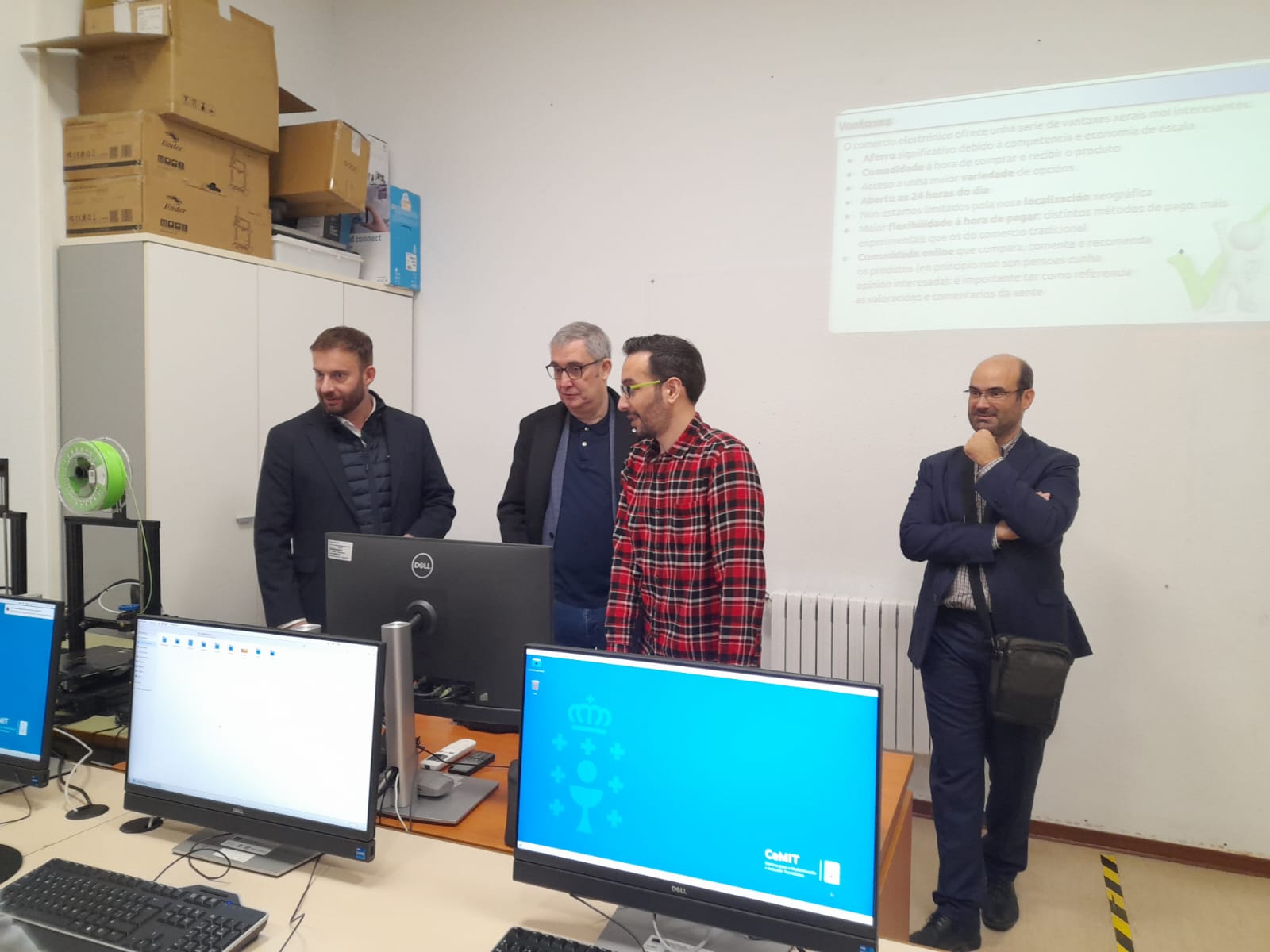 Participantes na visita á aula CeMIT de Ames.