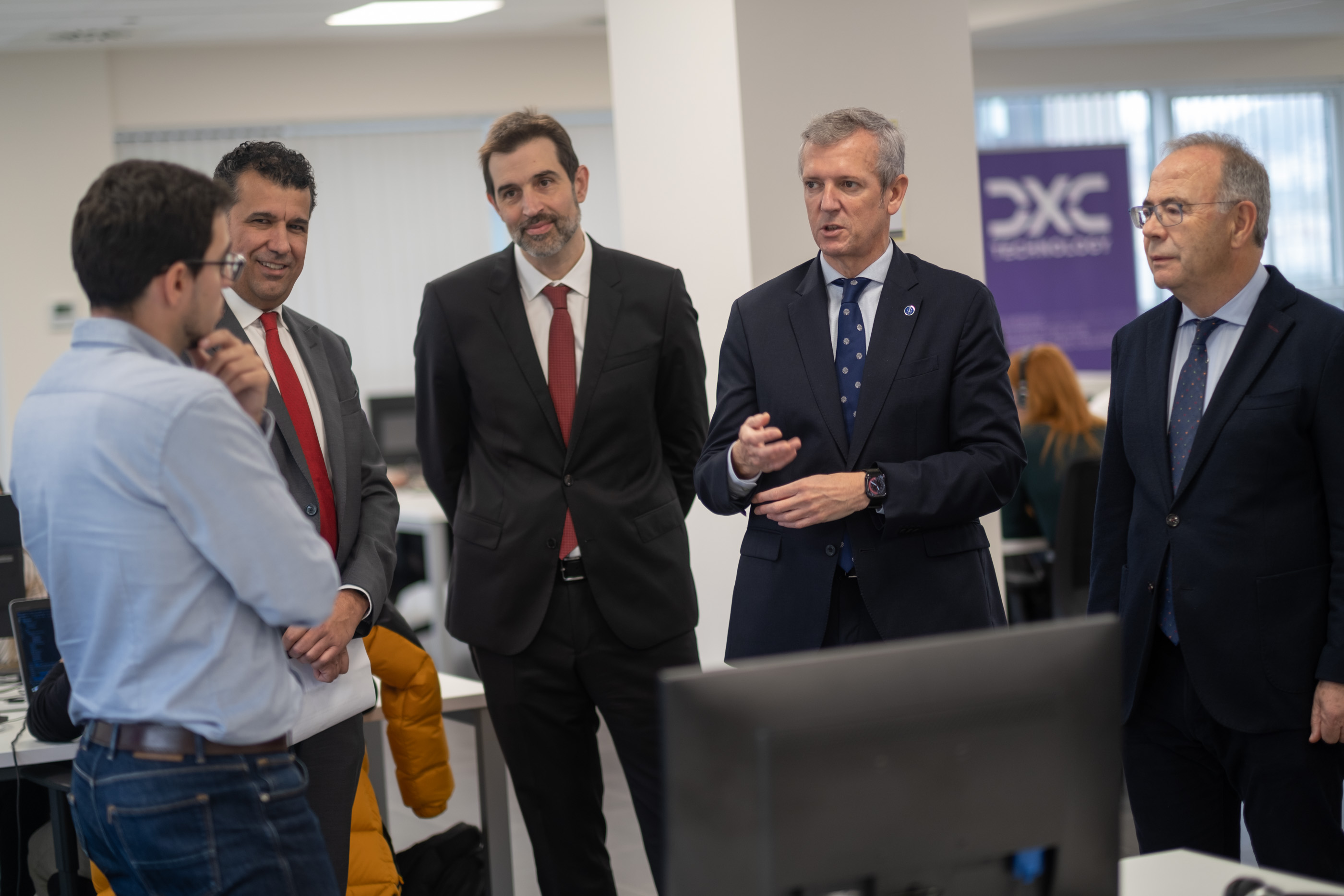 El presidente de la Xunta destaca la mejora del CEIN de DXC Technology como prueba de la apuesta de Galicia por la inteligencia artificial de la mano del talento y de la iniciativa privada