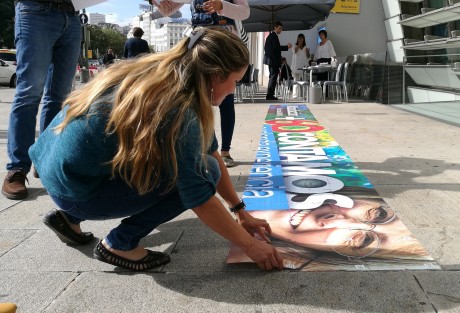 Colocación del mosaico en la calle del Paseo en Ourense.