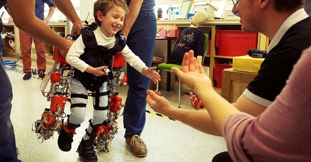 Niño usando el exoesqueleto.