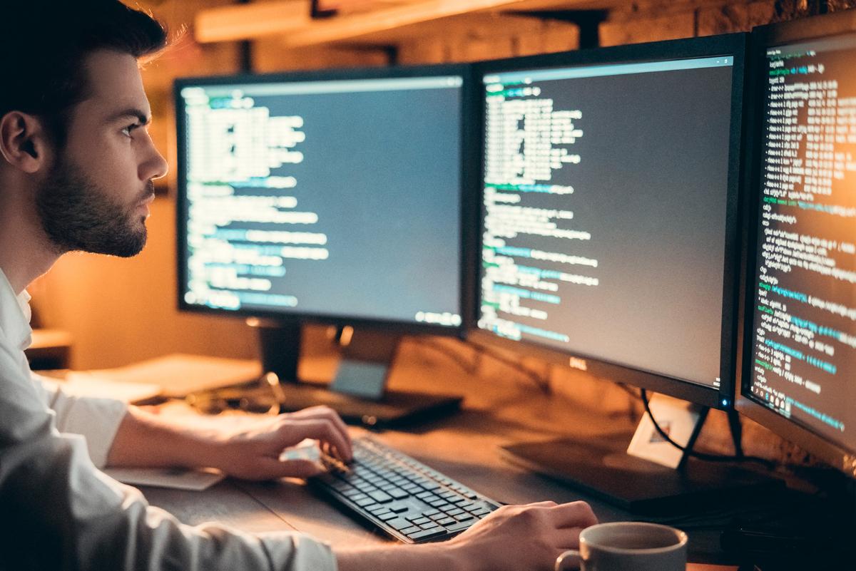 Home mirando tres pantallas de datos.