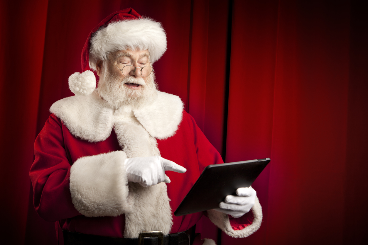 Papá Noel usando unha tablet.