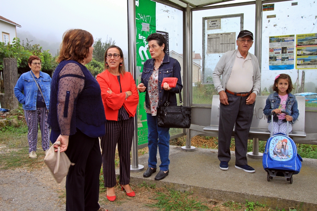 A conselleira de Infraestruturas e Vivenda supervisou en Lousame o funcionamento do transporte compartido nunha das rutas nas que os acompañantes do autobús están a empregar en probas a nova aplicación.