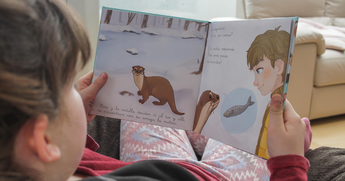 Niña leyendo un cuento.