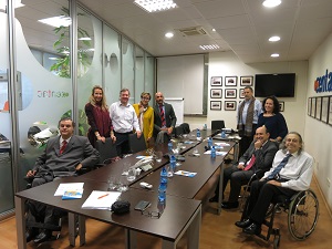Miembros de Centac alrededor de una mesa.