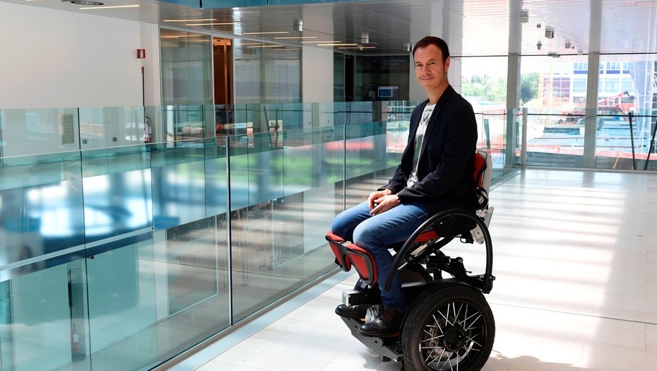 El italiano Mario Vigentini diseñó una innovadora silla de ruedas eléctrica.