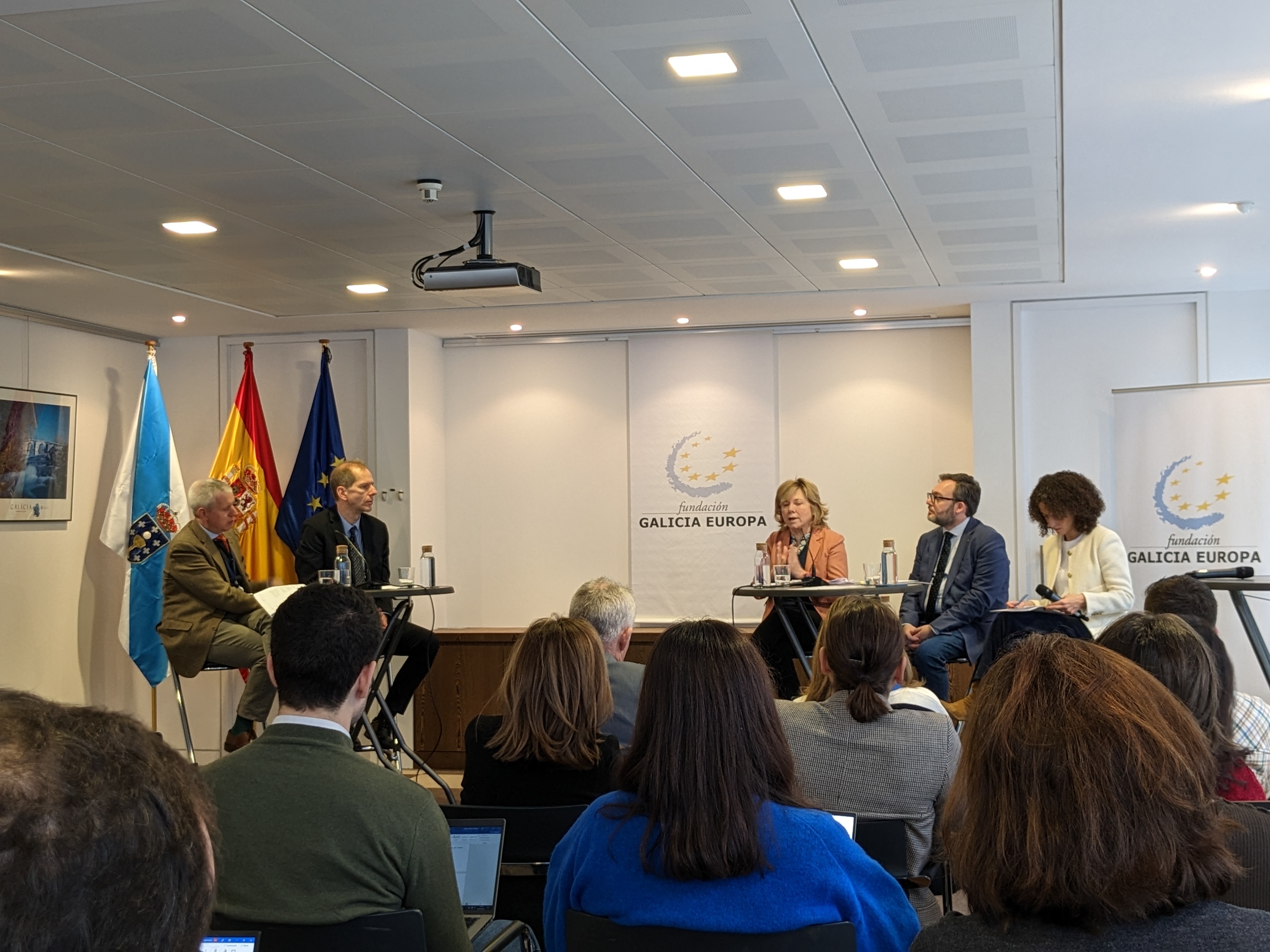 Participantes na reunión.