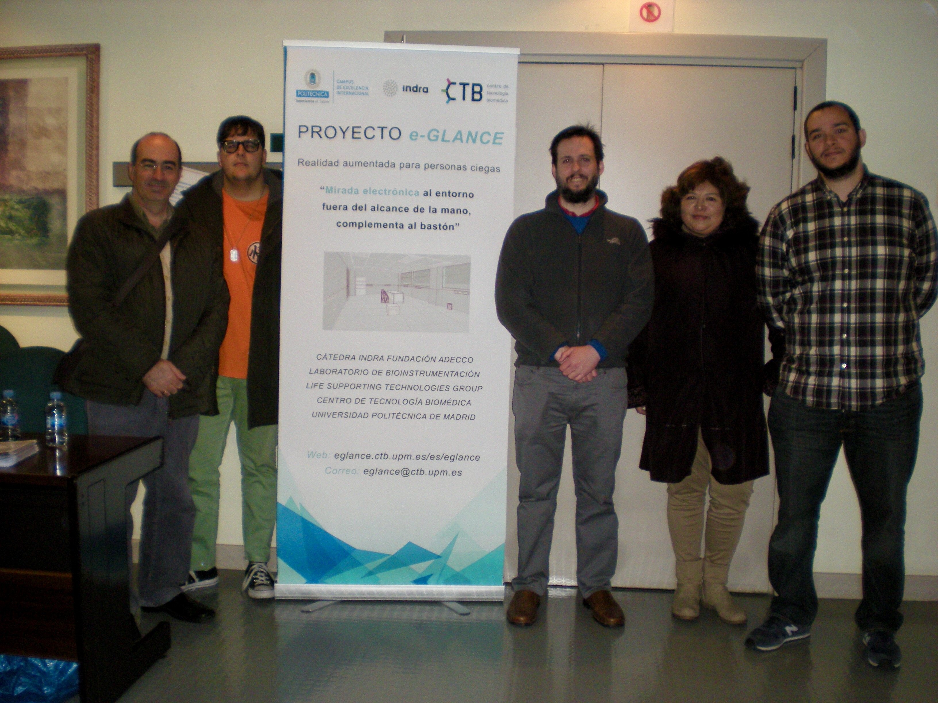 Integrantes del proyecto e-Glance con un invidente colaborador.