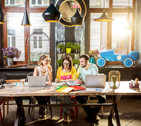 Tres emprendedores mozos colaborando.