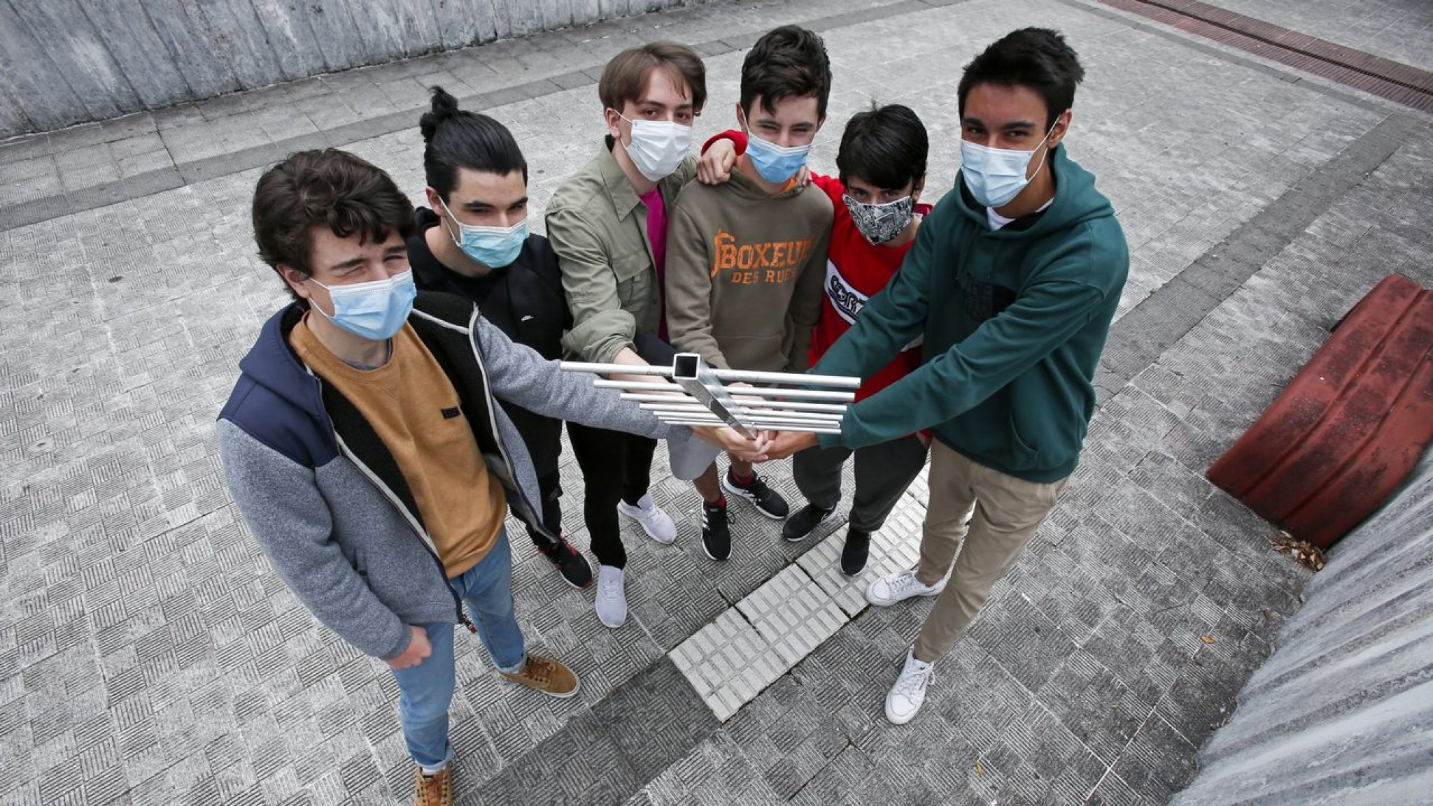 Os seis integrantes do equipo «Os tecnolóxicos», alumnos do IES Sánchez Cantón de Pontevedra, que gañaron a fase galega do CanSat.