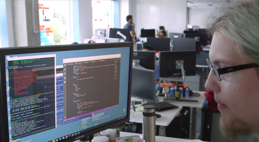 Desarrollador de código ante una pantalla.