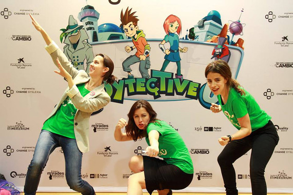 Luz Rello, consejera delegada de Change Dyslexia (en el centro), junto dos mujeres de su equipo: la psicóloga Camila de Ros (izquierda) y María Herrera, responsable de operaciones de la firma / Job Tomás.