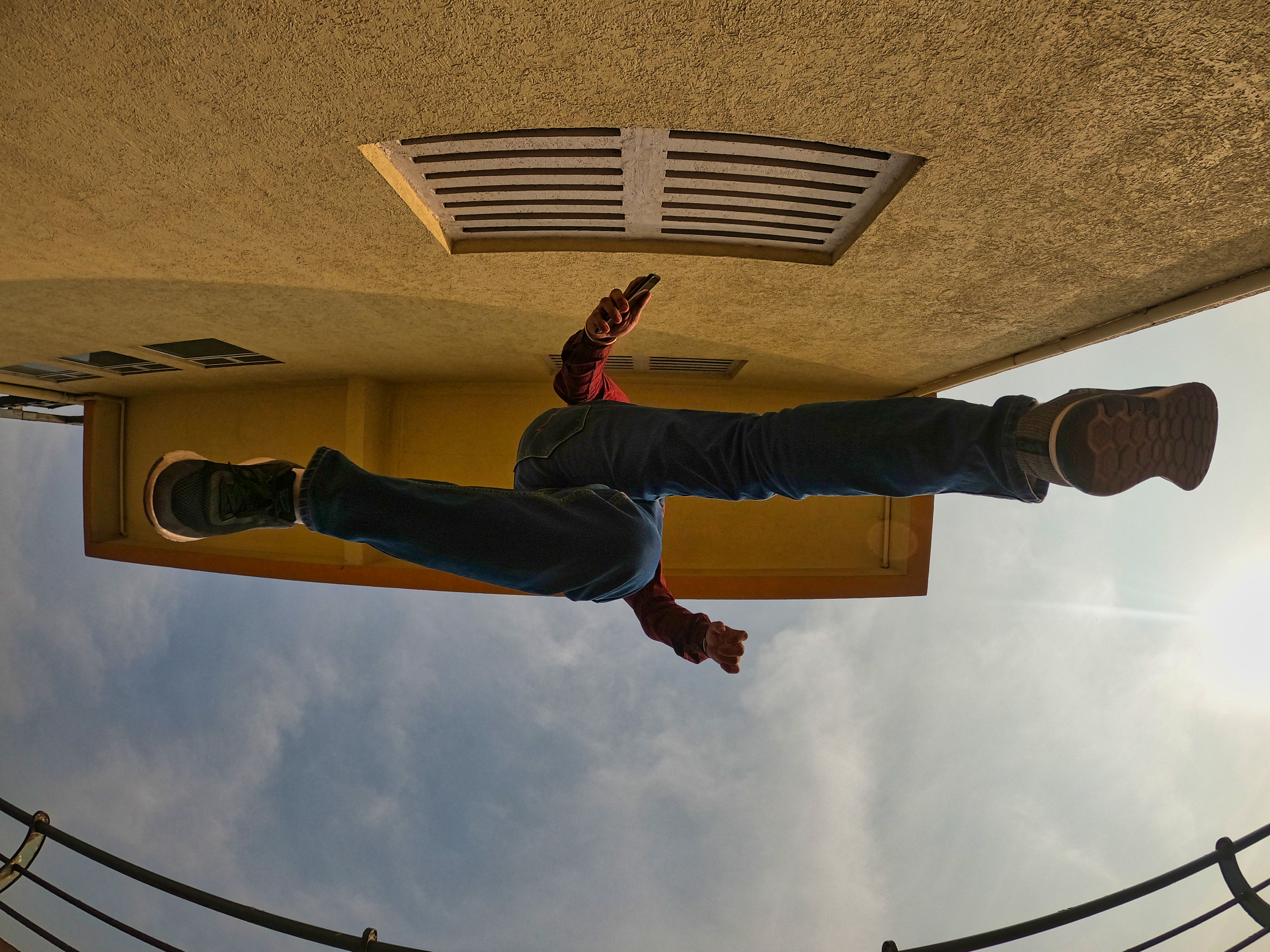 Plano nadir de una persona caminando.