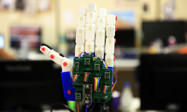 Mánoa robótica de TEO fai movementos similares aos que podería realizar unha man humana. / UC3M.