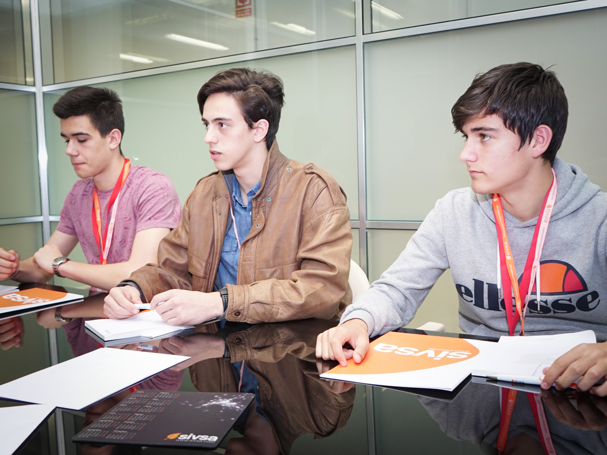 Tres estudantes participantes non programa 
