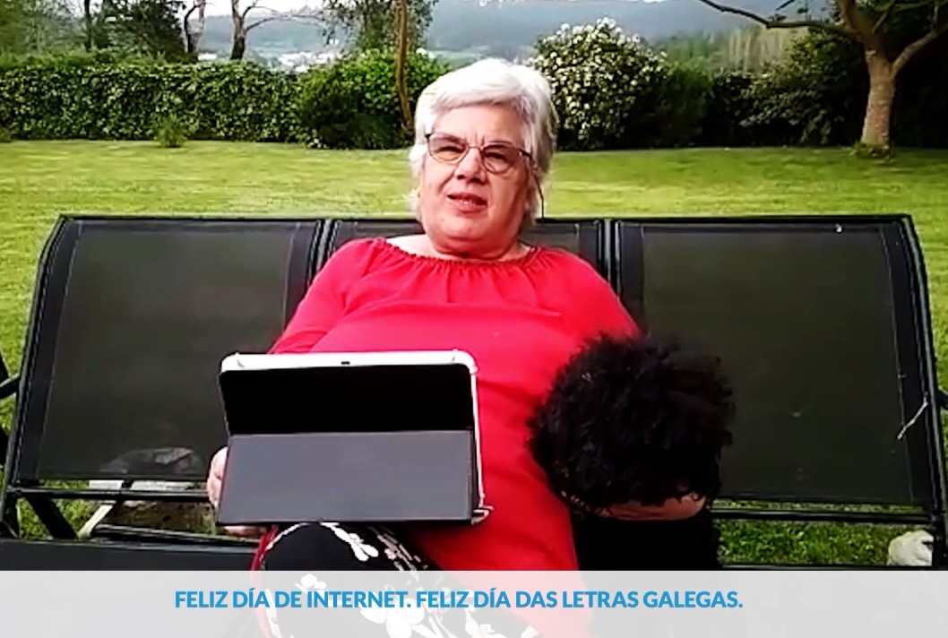 Fotograma do vídeo, cunha muller maior usando unha tablet no seu xardín.