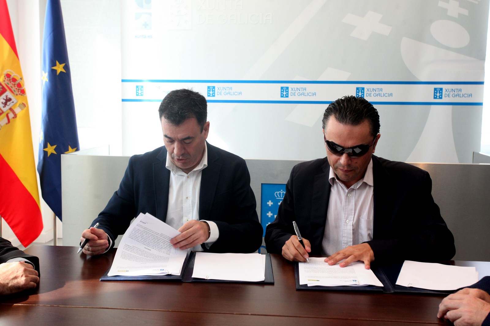 El conselleiro de Educación, Román Rodríguez, y el delegado territorial de la ONCE en Galicia, Manuel Martínez, firmaron esta mañana la adenda al convenio conseguido en 2013.