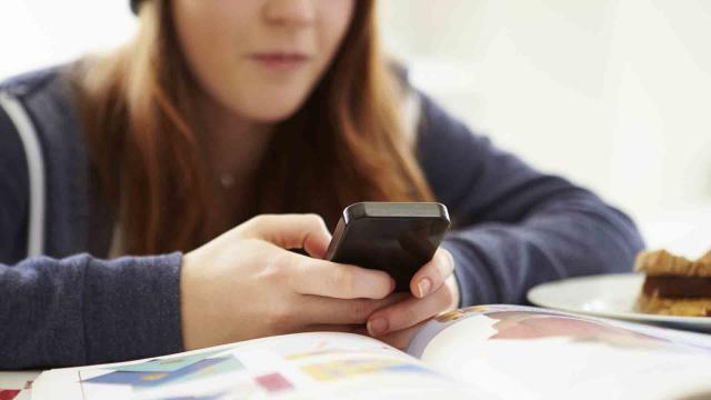 Adolescente usando un móvil