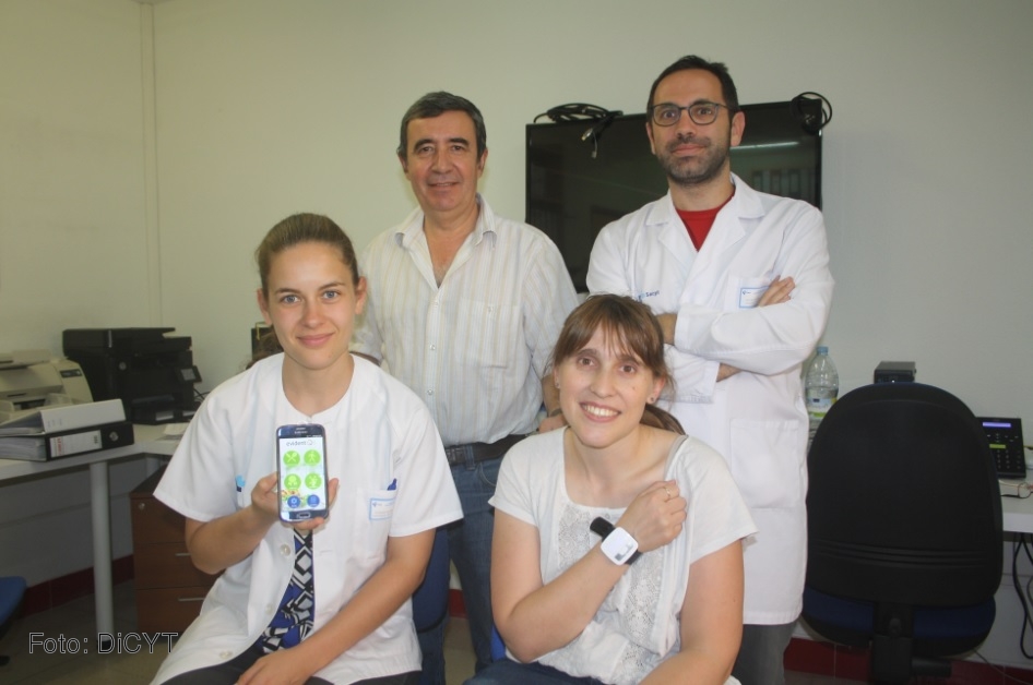 Investigadores de La Alamedilla muestran la app y la pulsera inteligente.
