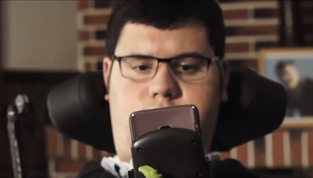 Fotograma del vídeo que muestra a Alberto tuiteando con los ojos.