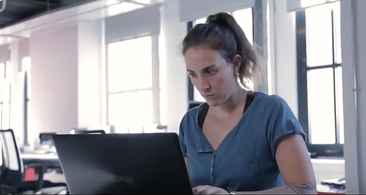 Amaya Halcón usando un portátil.