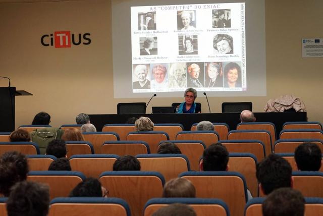 La profesora Amelia Verdejo en su charla sobre las grandes informáticas de los tiempos pasados.