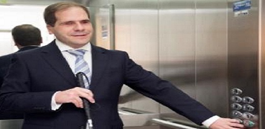 Persoa cega usando un ascensor.