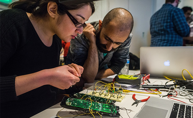 Dos miembros del 'Team Dan' trabajan en su mando a distancia adaptado.