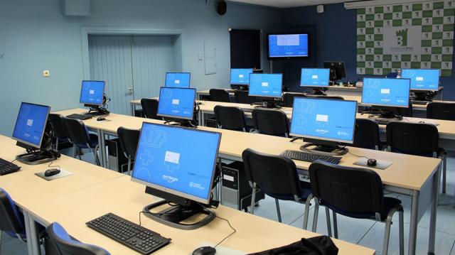 Mesas con ordenadores de un aula CeMIT.