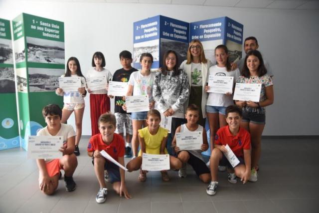 Foto de grupo de los chavales con sus títulos.