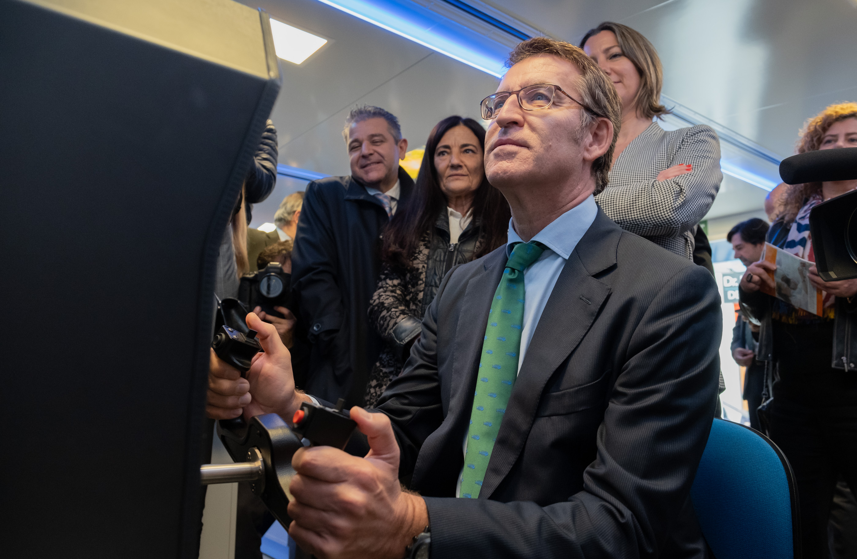 Feijóo probando unha das 'experiencias' que se ofrecen nas 'aulas Newton'.