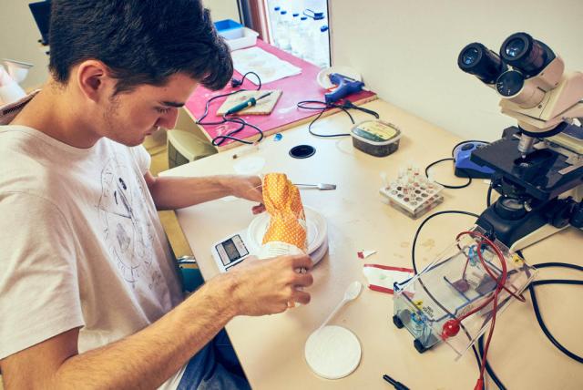 Alumno en un laboratorio.