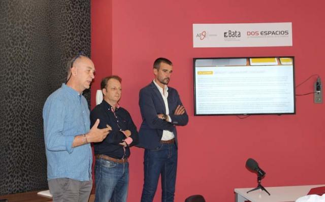 Santiago Paz, de Dos Espacios, en medio de Fausto García y Nacho Rey